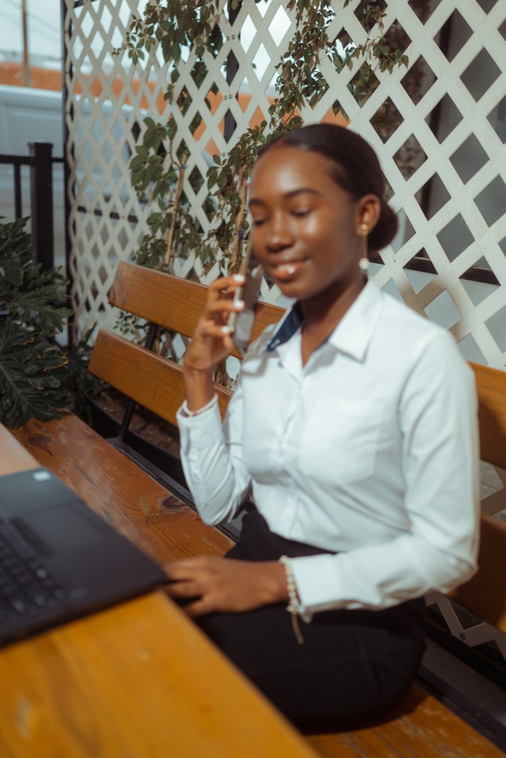 Une consultante au téléphone devant son ordinateur