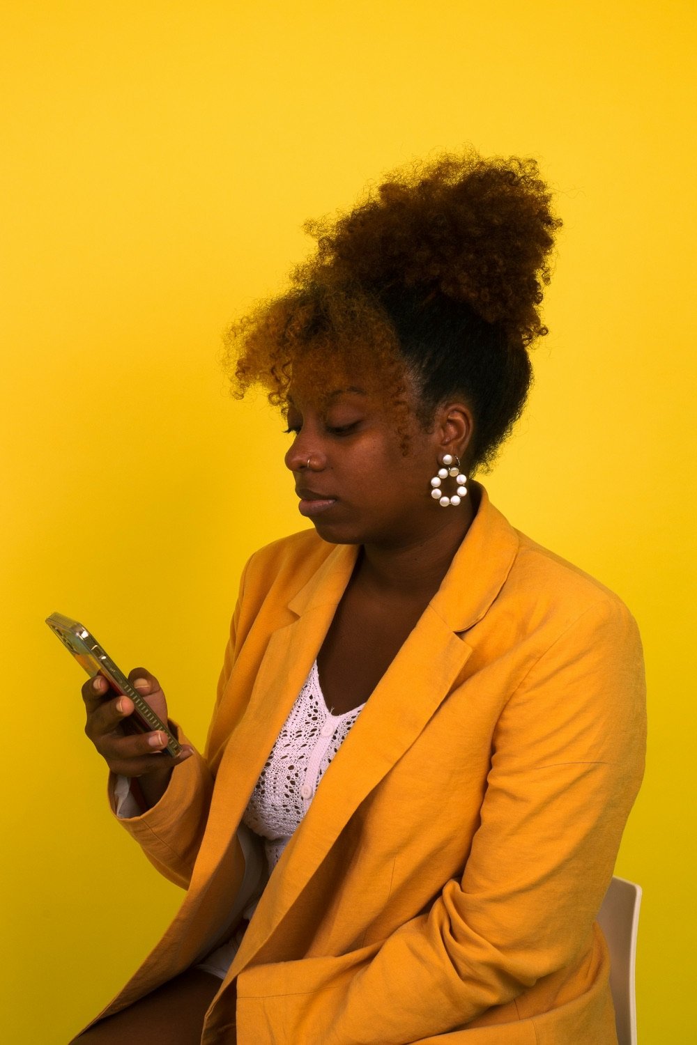 Une entrepreneuse consulte son téléphone